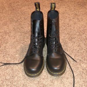 DR. MARTENS, Womens 8 Eyelet, Black, 1460 Smooth